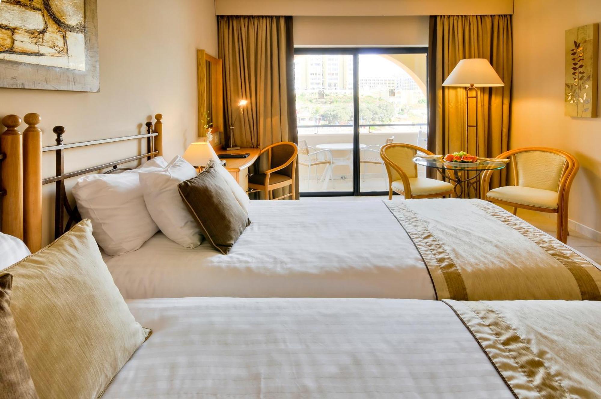 Hotel Verdi St George's Bay Marina